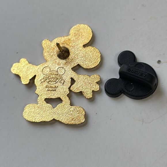 Rare Disney’s Collectible Mickey Mouse 2008 Official Trading Pin - Picture 4 of 5
